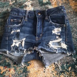 Distressed highwaisted shorts